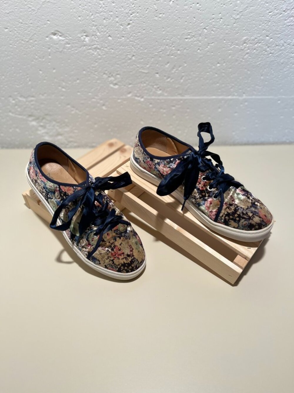 Dirty Laundry Women's Josi Floral Velvet Ribbon Laced Shoes